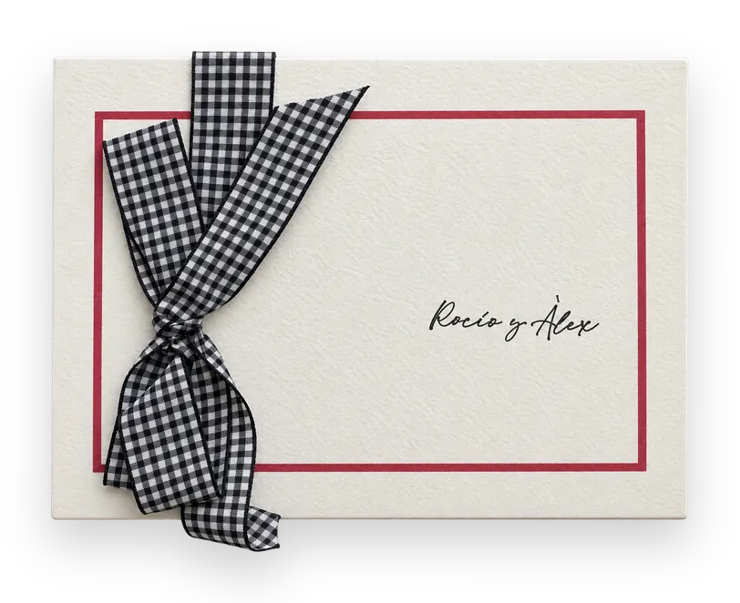 Invitación con ribete granate y lazo de cuadros vichy