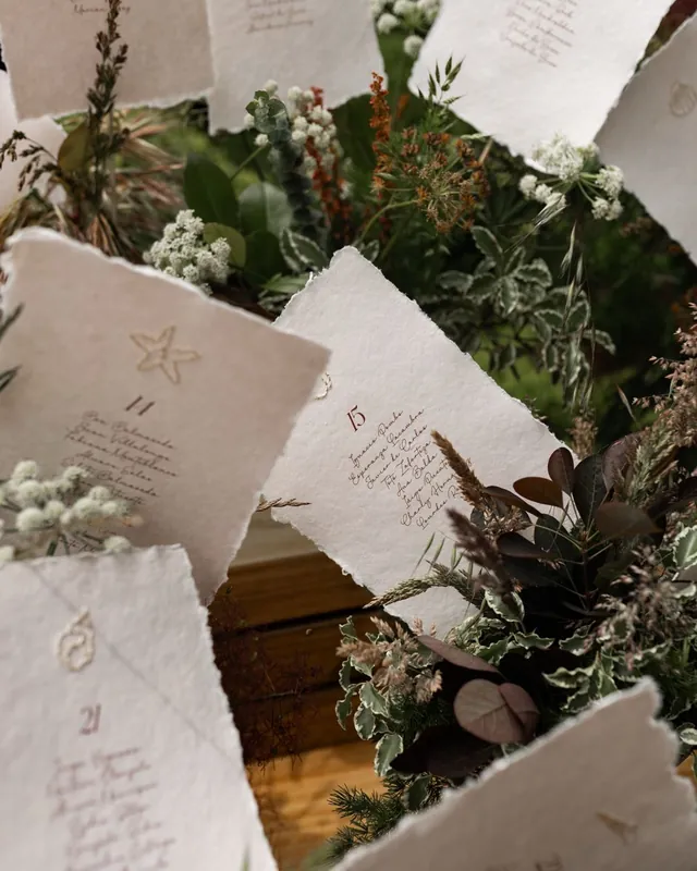 Seating en papel de algodón con bordes rasgados entre flores silvestres