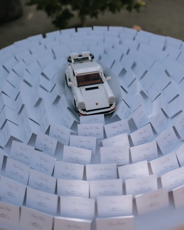 Espiral de marcasitios caligrafiados alrededor de un Porsche de juguete